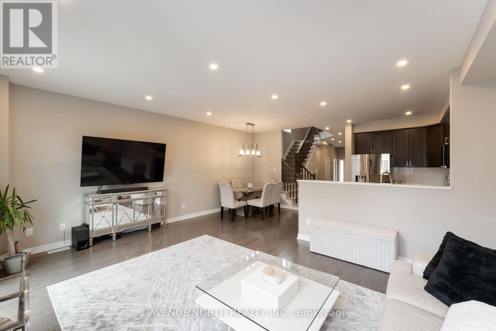 607 Willowmere Way, Ottawa, Ontario  K1T 0K2 - Photo 11 - X12122937