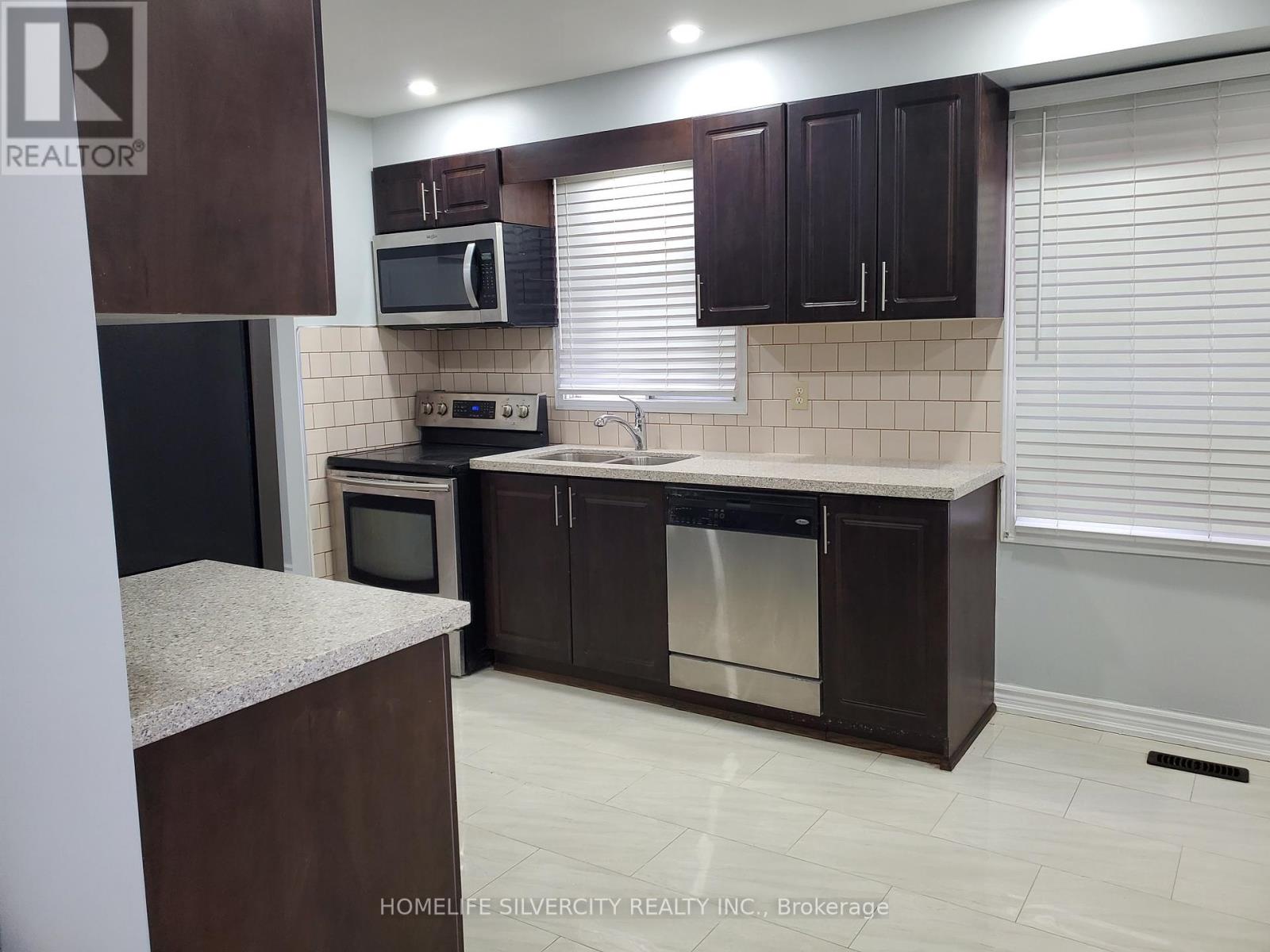 30 Castlehill Road, Brampton, Ontario  L6X 4E2 - Photo 3 - W12122987