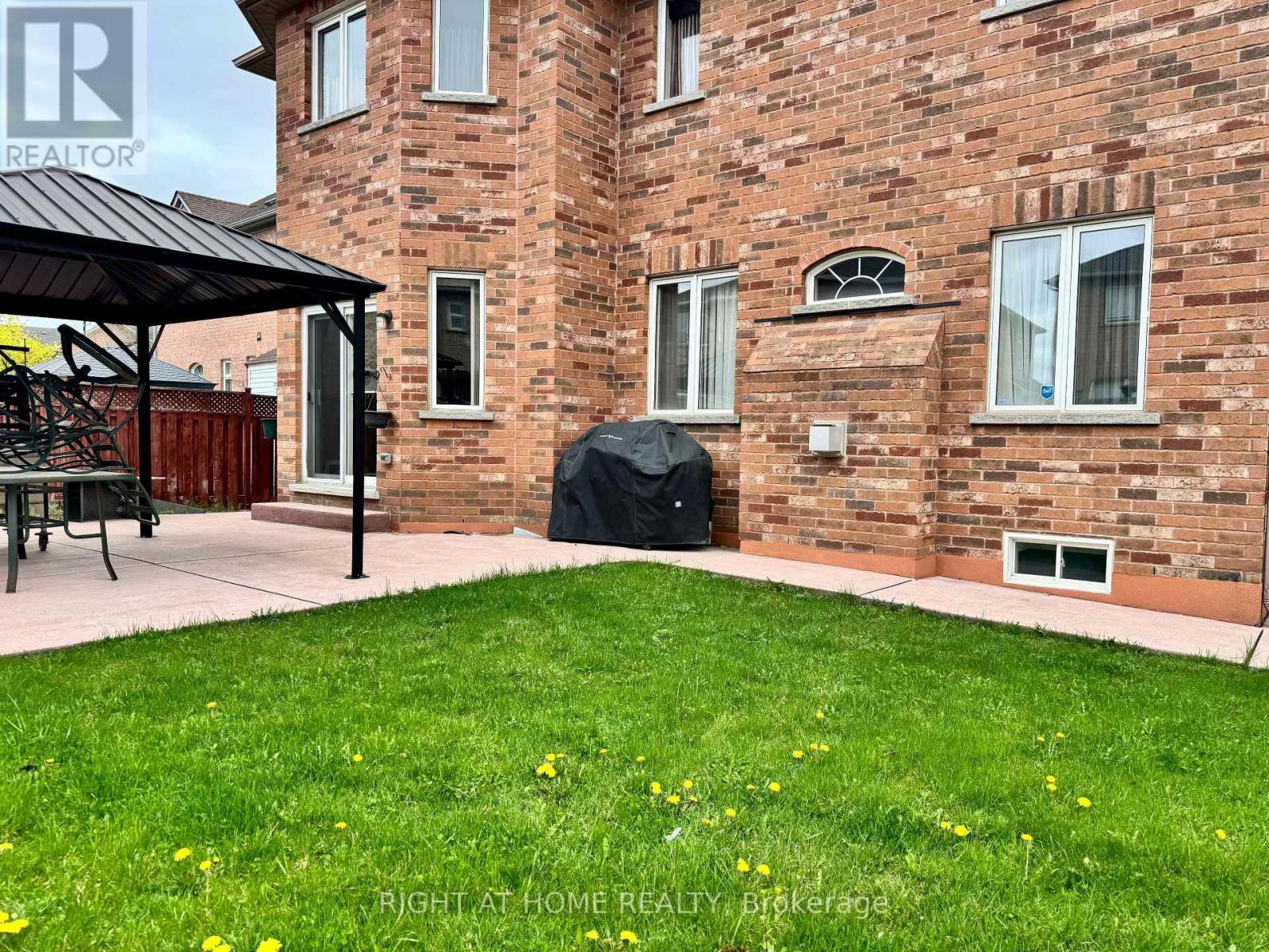 29 Lynnvalley Crescent, Brampton, Ontario  L6P 2E1 - Photo 2 - W12046515