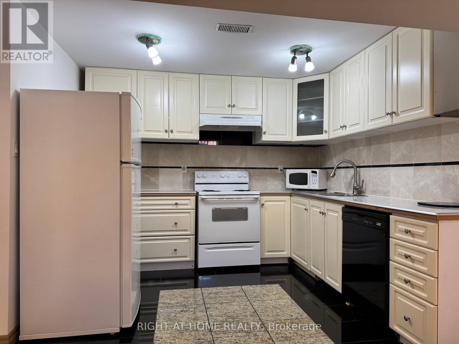 29 Lynnvalley Crescent, Brampton, Ontario  L6P 2E1 - Photo 30 - W12046515