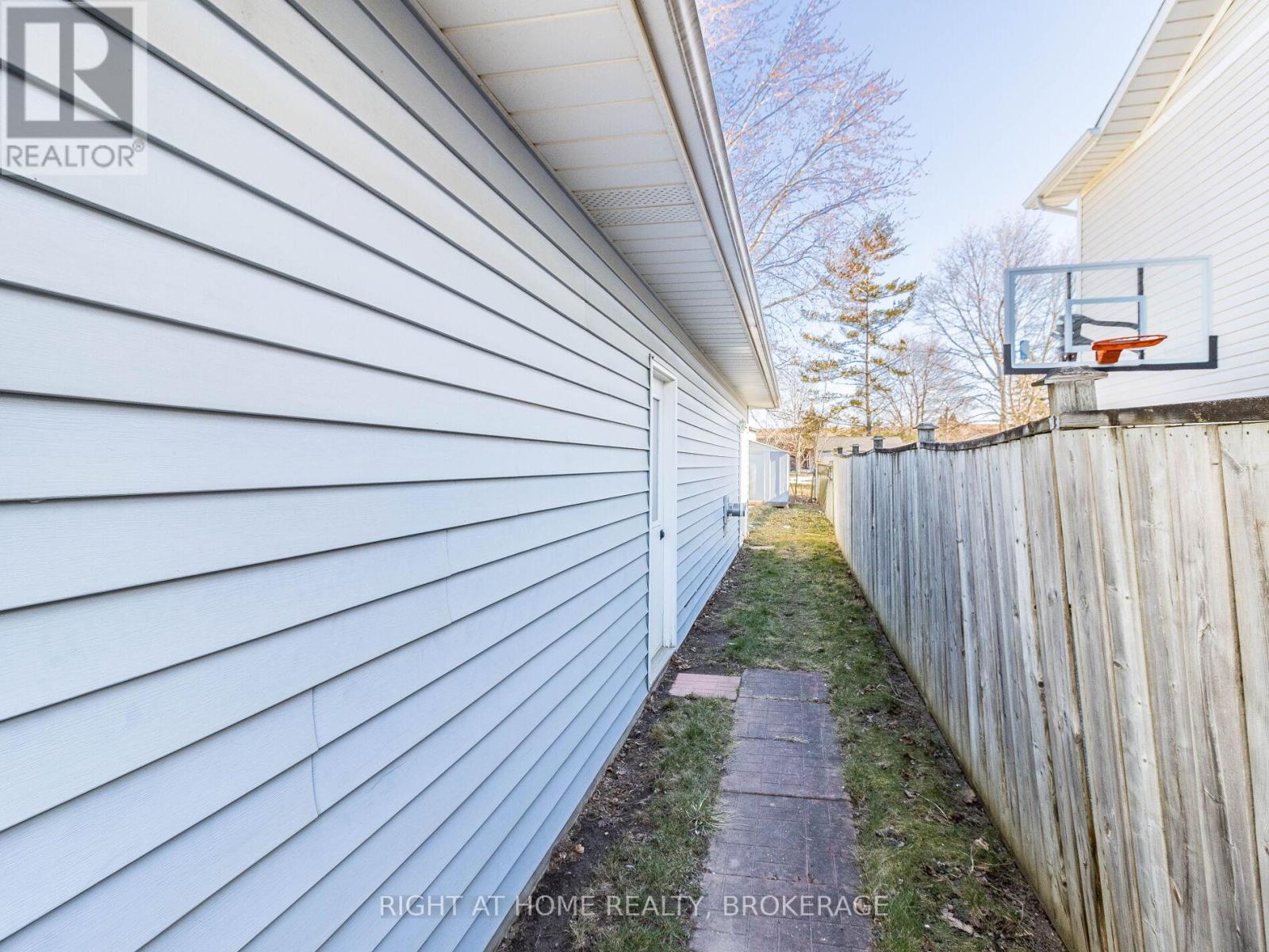 24 The Meadows Street, St. Catharines, Ontario  L2N 7L1 - Photo 30 - X12122901