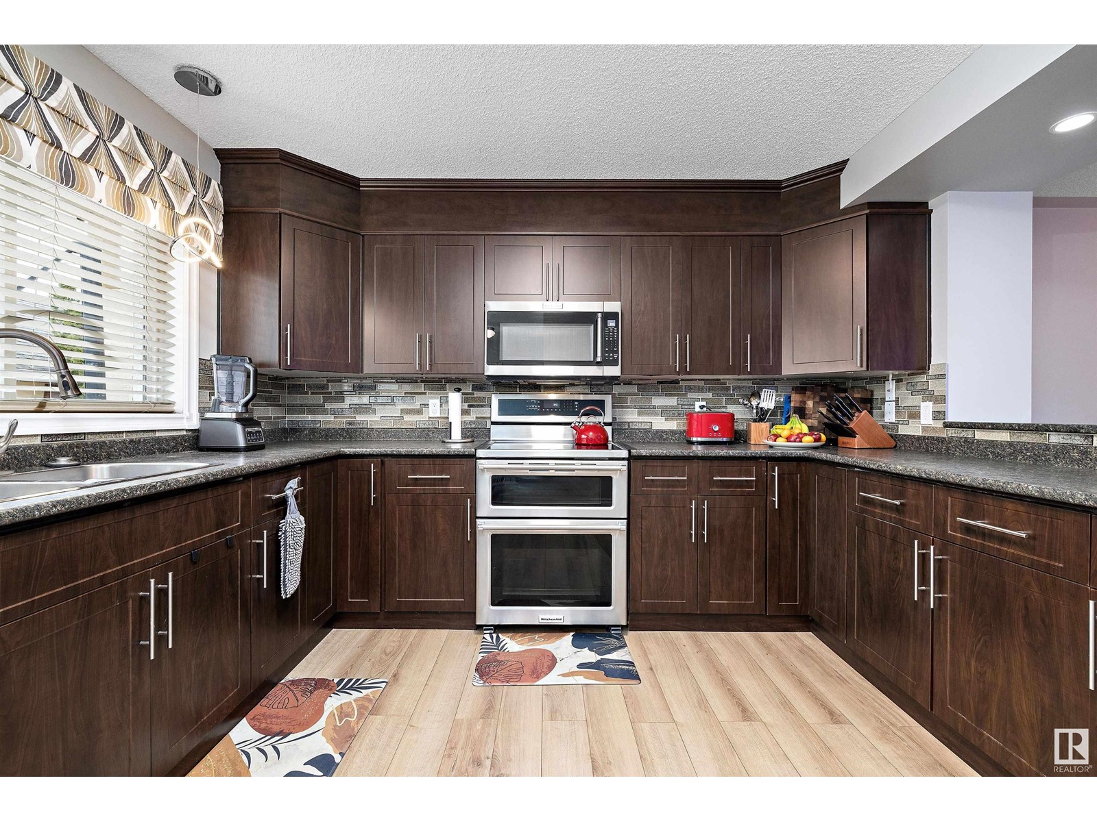 Property at 9323 98 AV NW image 4