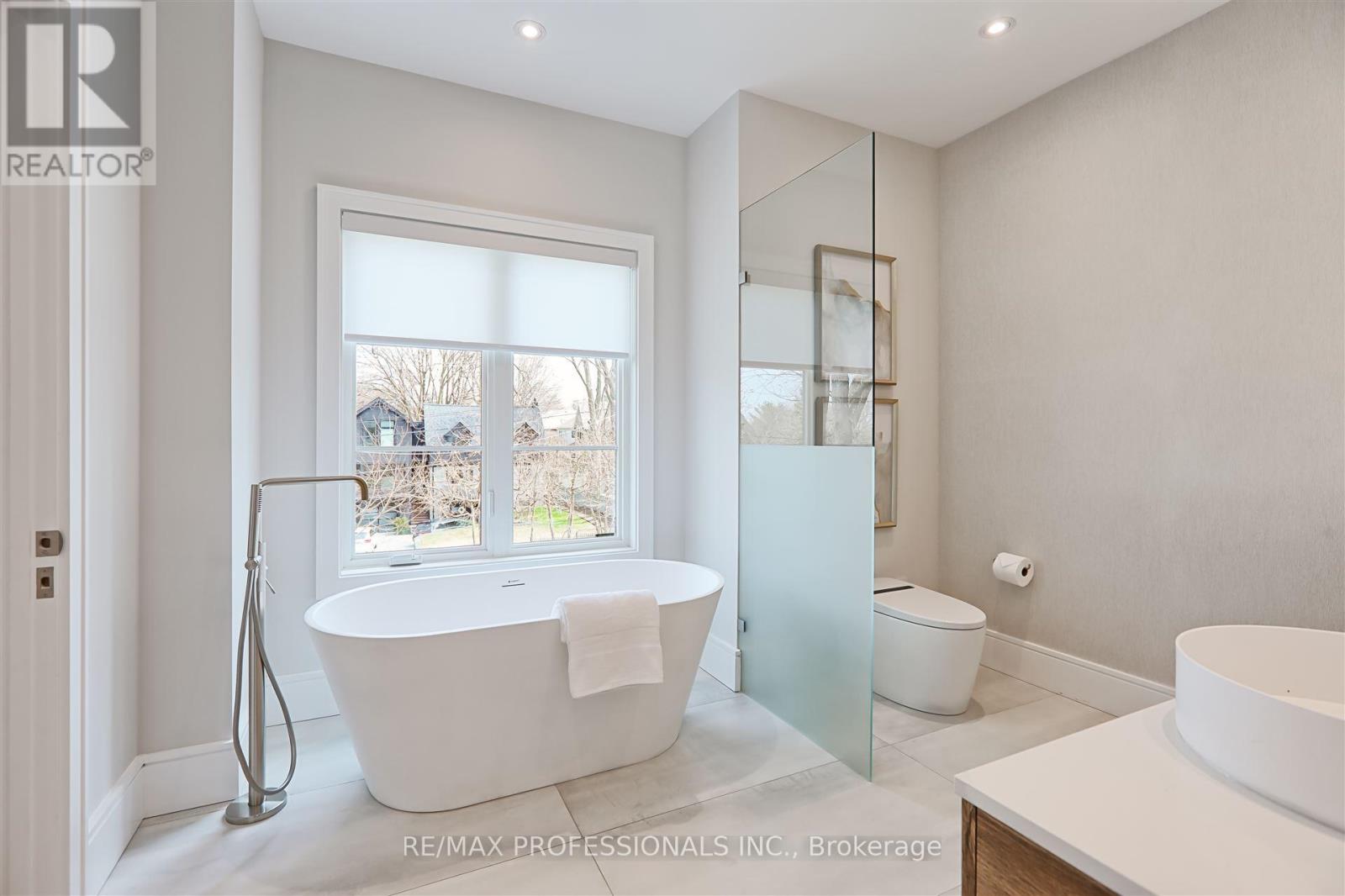 466 Prince Edward Drive N, Toronto, Ontario  M8X 2M3 - Photo 25 - W12110053