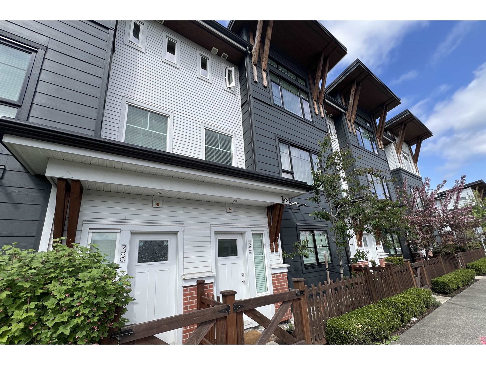 Property at 39 22128 48A AVENUE image 3