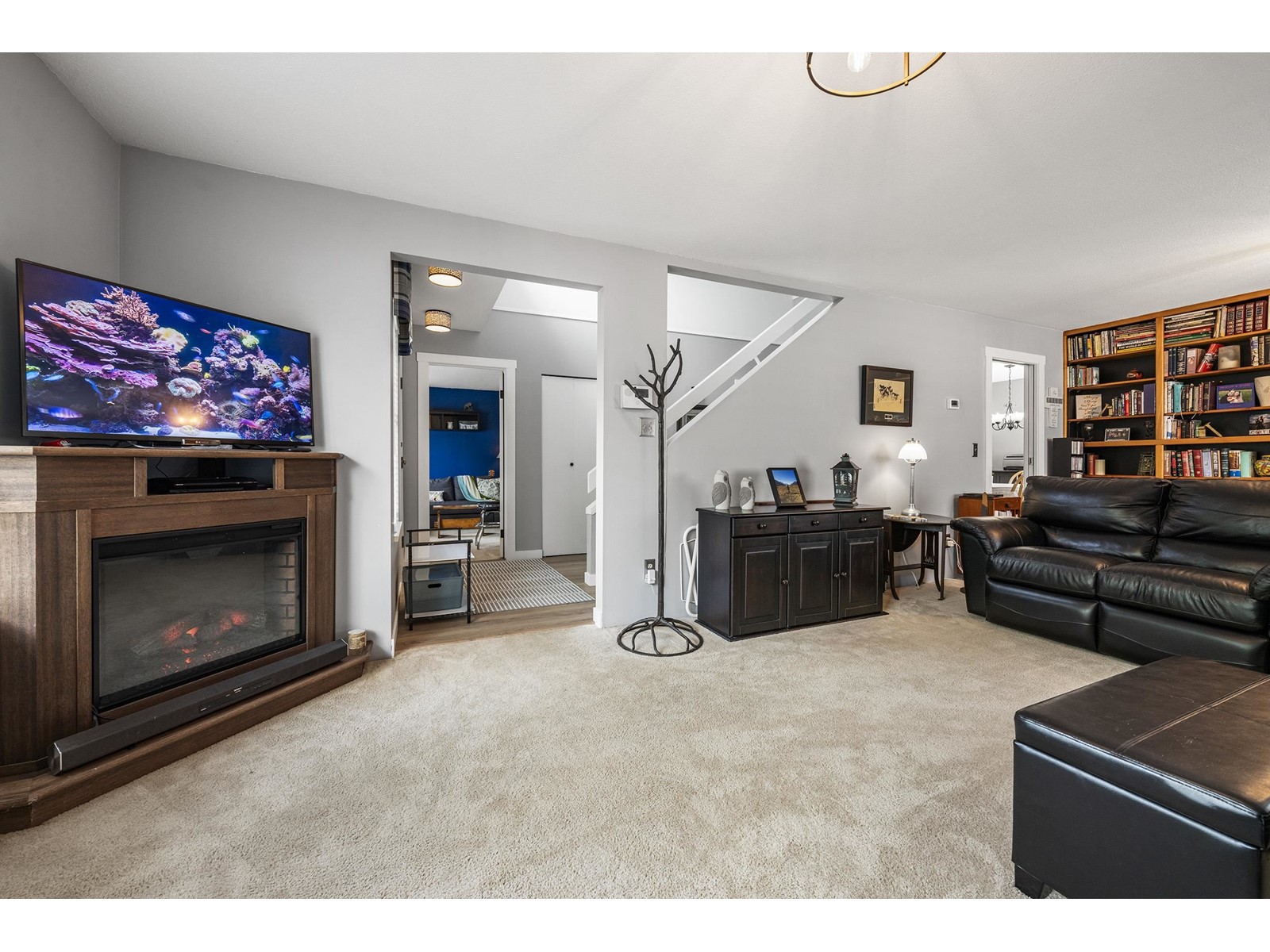 Property at 15618 93 AVENUE image 2