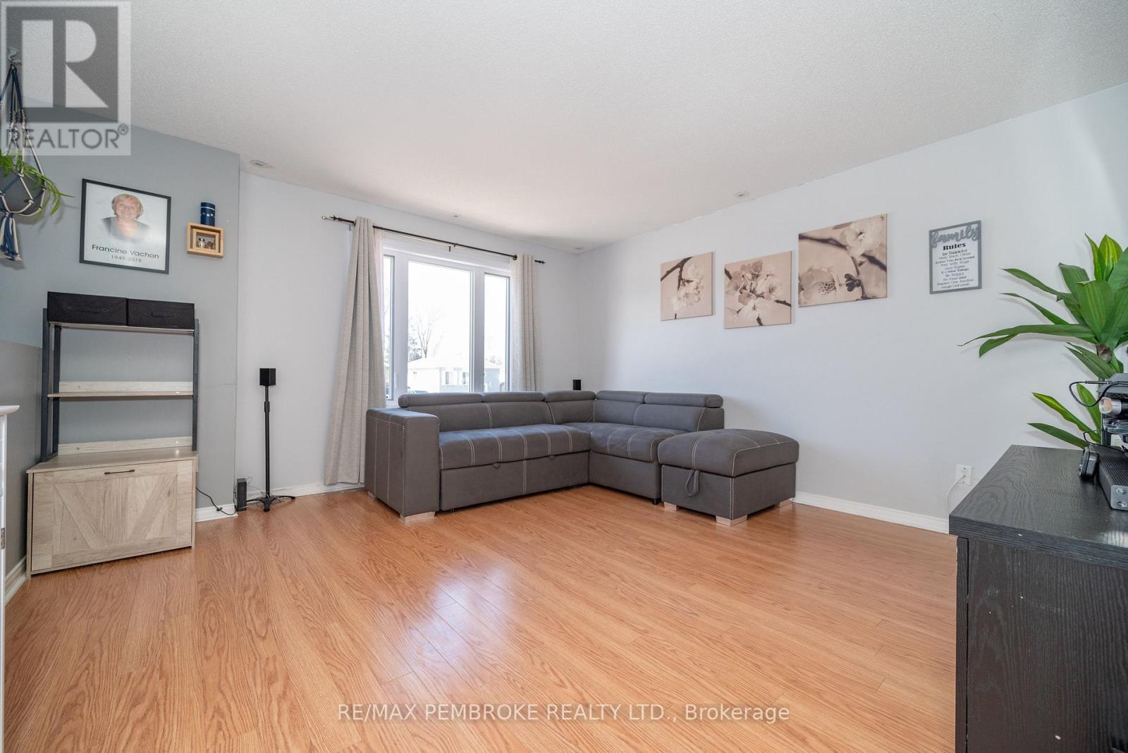 14 Briarwood Drive, Petawawa, Ontario  K8H 3N8 - Photo 6 - X12123137