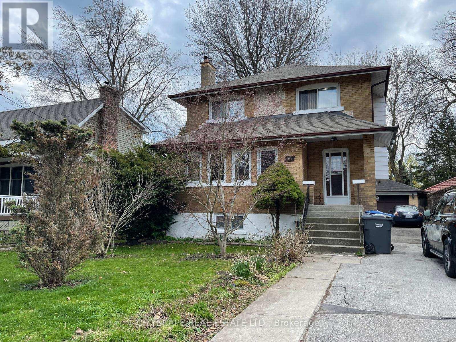 16 Oakwood Avenue N, Mississauga, Ontario  L5G 3L7 - Photo 1 - W12123148