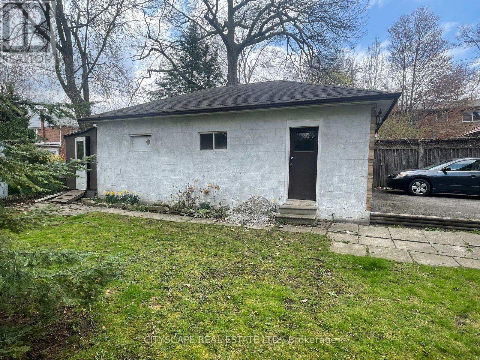 16 Oakwood Avenue N, Mississauga, Ontario  L5G 3L7 - Photo 10 - W12123148