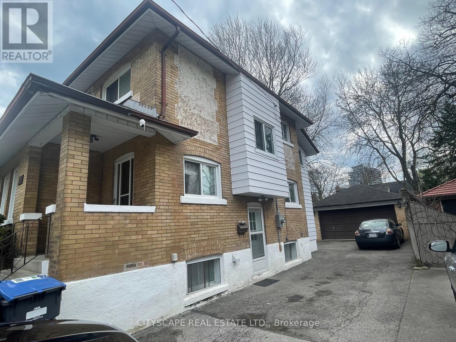 16 Oakwood Avenue N, Mississauga, Ontario  L5G 3L7 - Photo 11 - W12123148