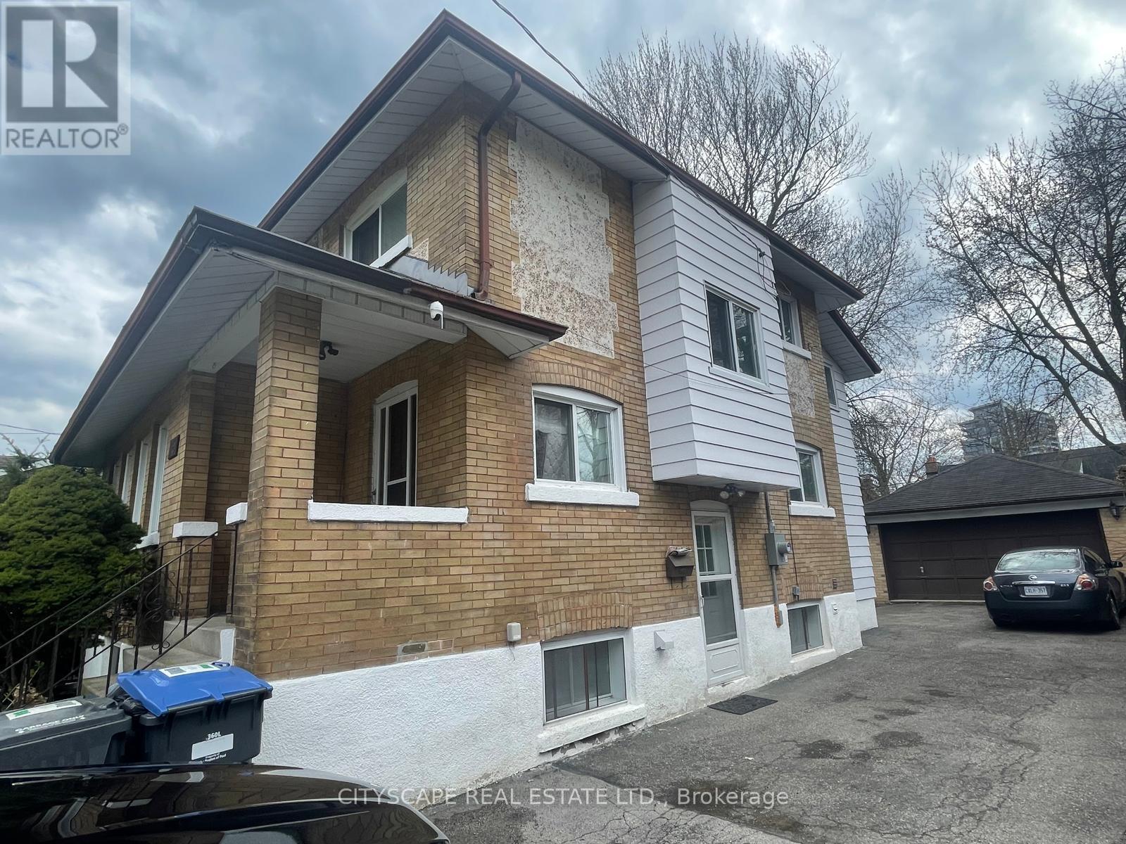 16 Oakwood Avenue N, Mississauga, Ontario  L5G 3L7 - Photo 12 - W12123148