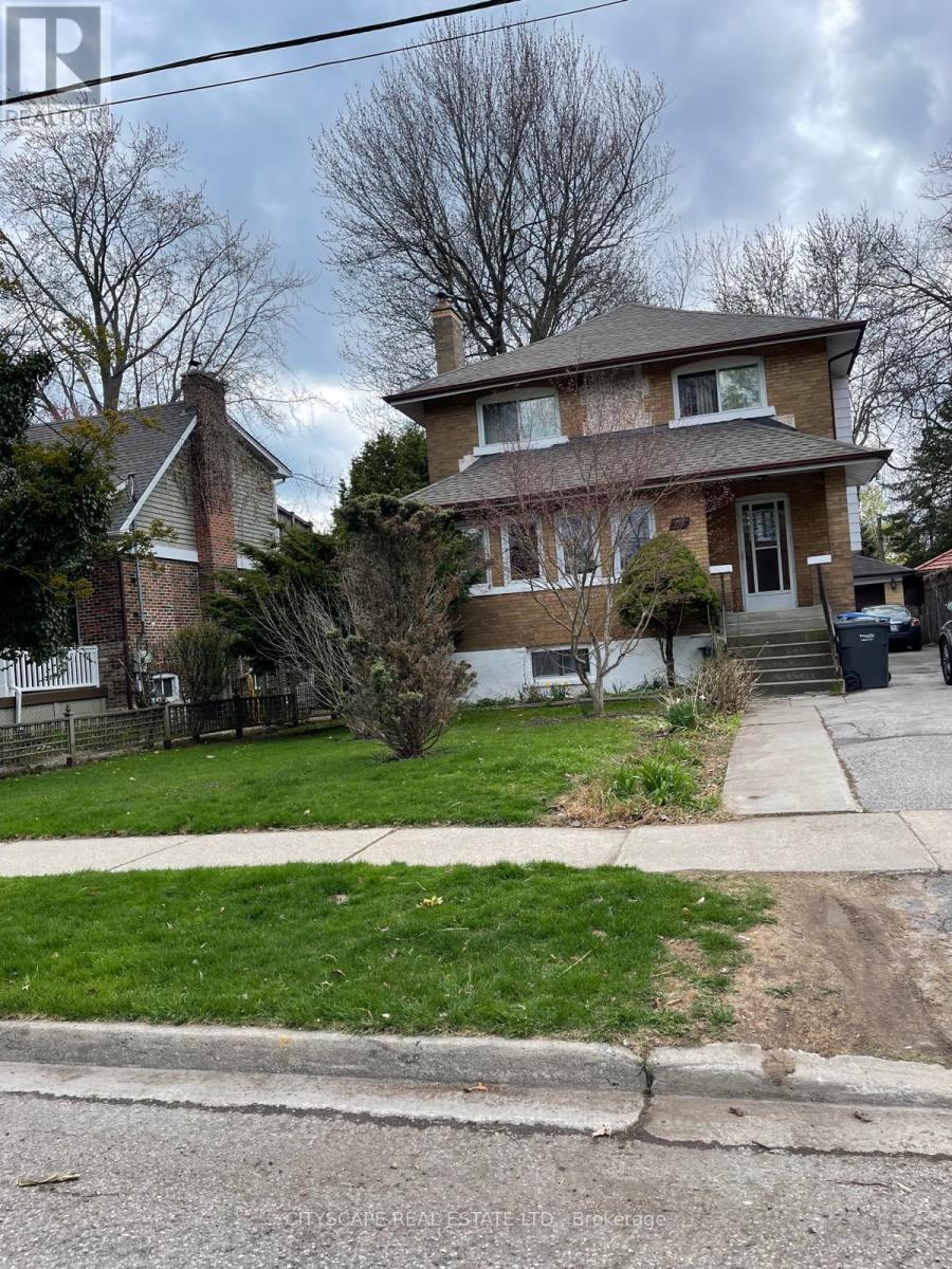 16 Oakwood Avenue N, Mississauga, Ontario  L5G 3L7 - Photo 2 - W12123148