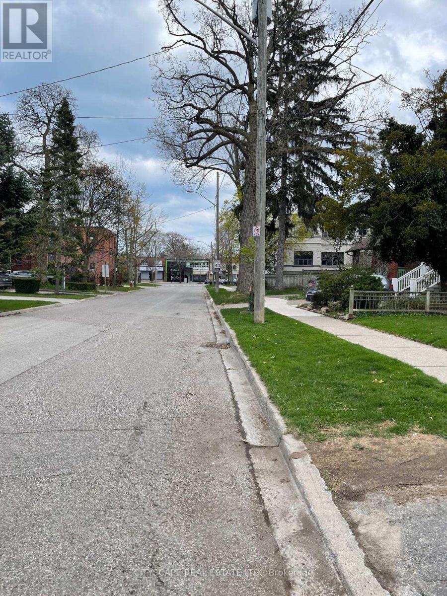 16 Oakwood Avenue N, Mississauga, Ontario  L5G 3L7 - Photo 4 - W12123148