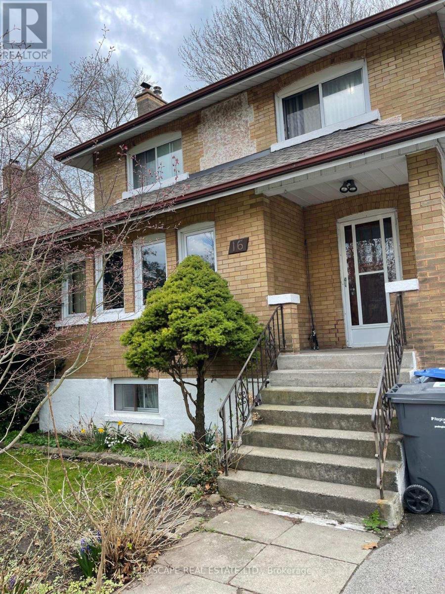 16 Oakwood Avenue N, Mississauga, Ontario  L5G 3L7 - Photo 5 - W12123148