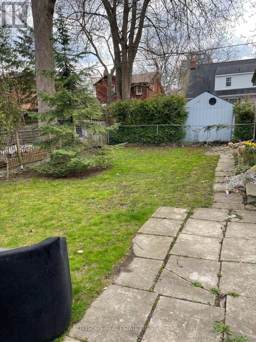 16 Oakwood Avenue N, Mississauga, Ontario  L5G 3L7 - Photo 6 - W12123148