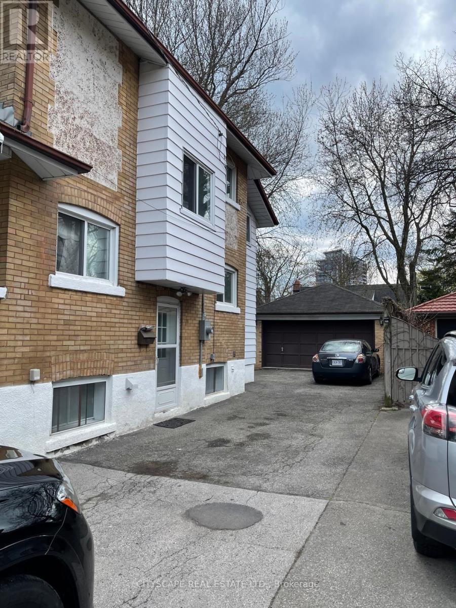 16 Oakwood Avenue N, Mississauga, Ontario  L5G 3L7 - Photo 7 - W12123148