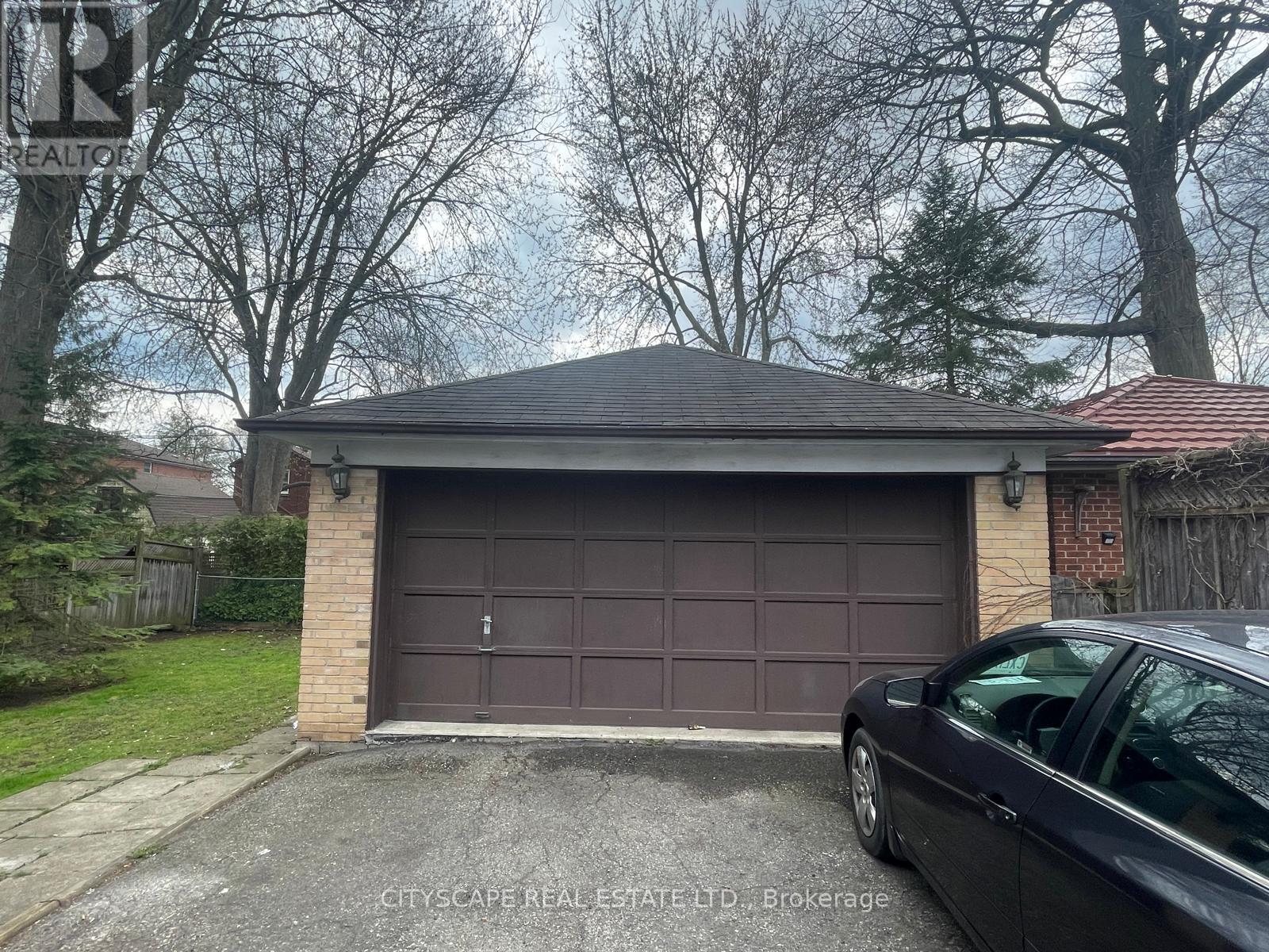 16 Oakwood Avenue N, Mississauga, Ontario  L5G 3L7 - Photo 8 - W12123148