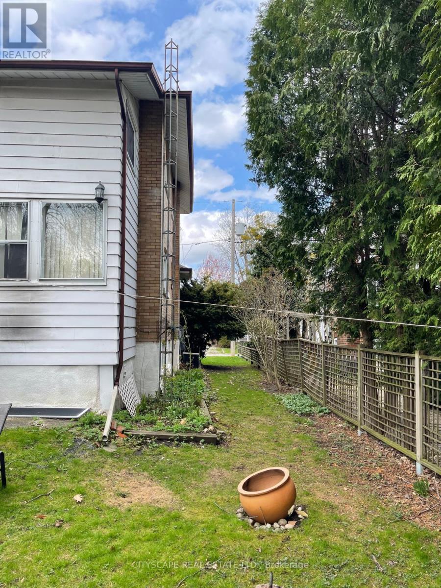 16 Oakwood Avenue N, Mississauga, Ontario  L5G 3L7 - Photo 9 - W12123148