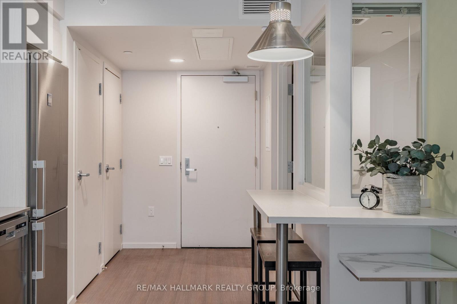Property at 2010 - 105 CHAMPAGNE AVENUE S image 3