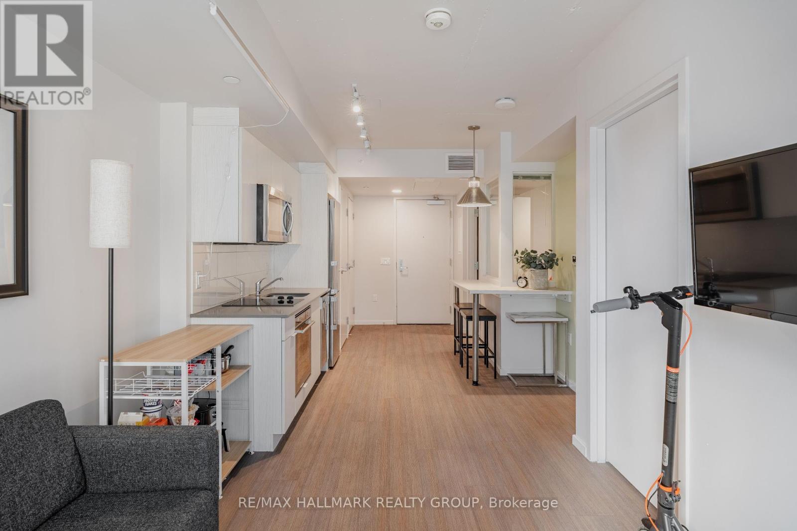 Property at 2010 - 105 CHAMPAGNE AVENUE S image 4