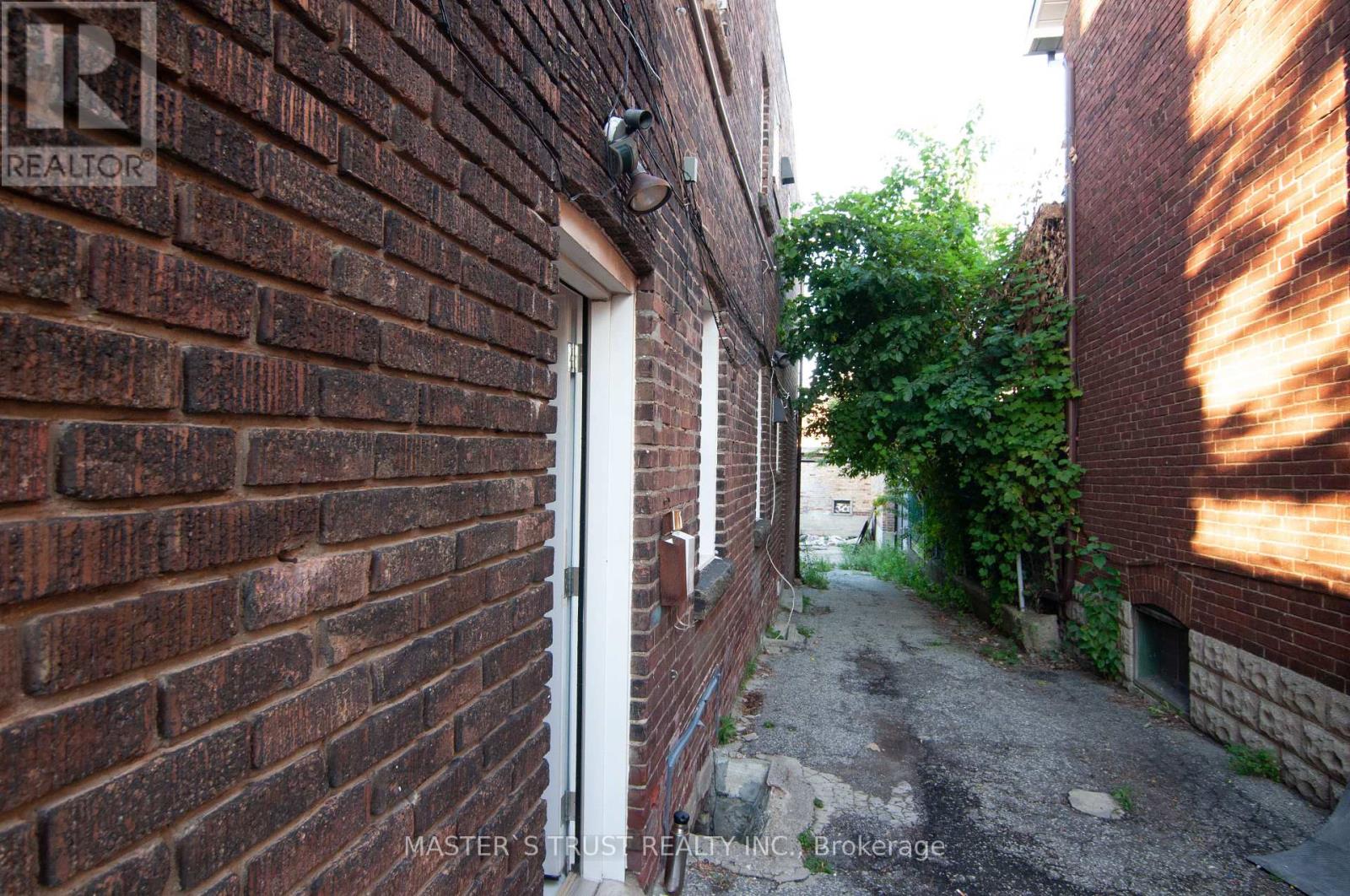Upper - 567 Oakwood Avenue, Toronto, Ontario  M6E 2X6 - Photo 2 - C12123213