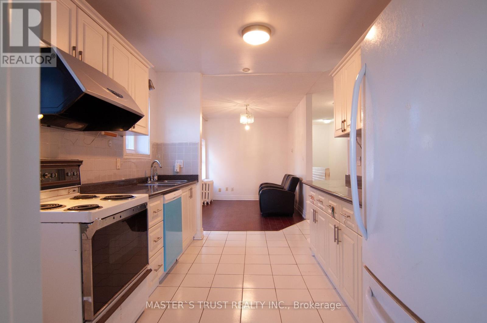 Upper - 567 Oakwood Avenue, Toronto, Ontario  M6E 2X6 - Photo 7 - C12123213