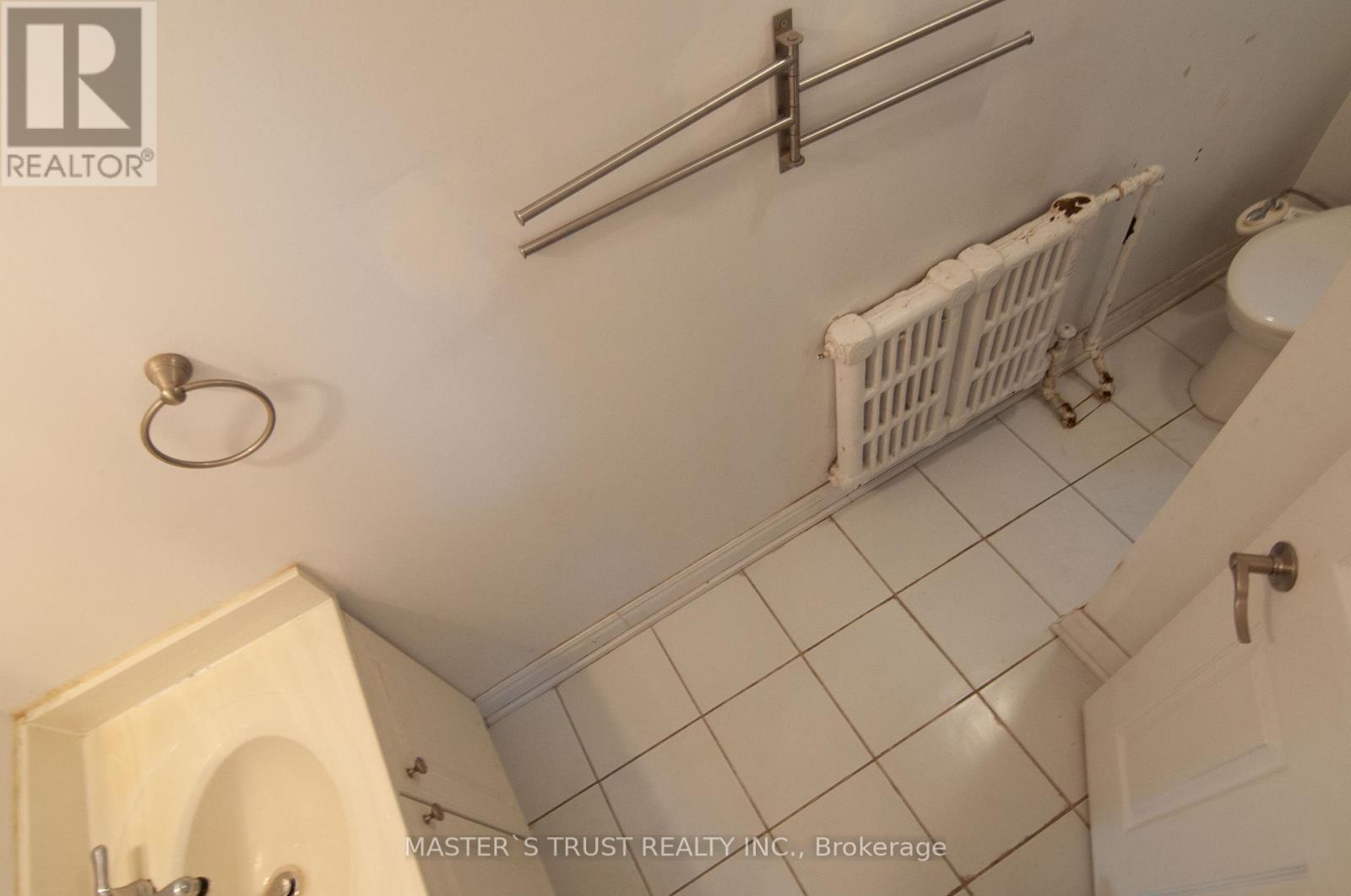 Upper - 567 Oakwood Avenue, Toronto, Ontario  M6E 2X6 - Photo 8 - C12123213