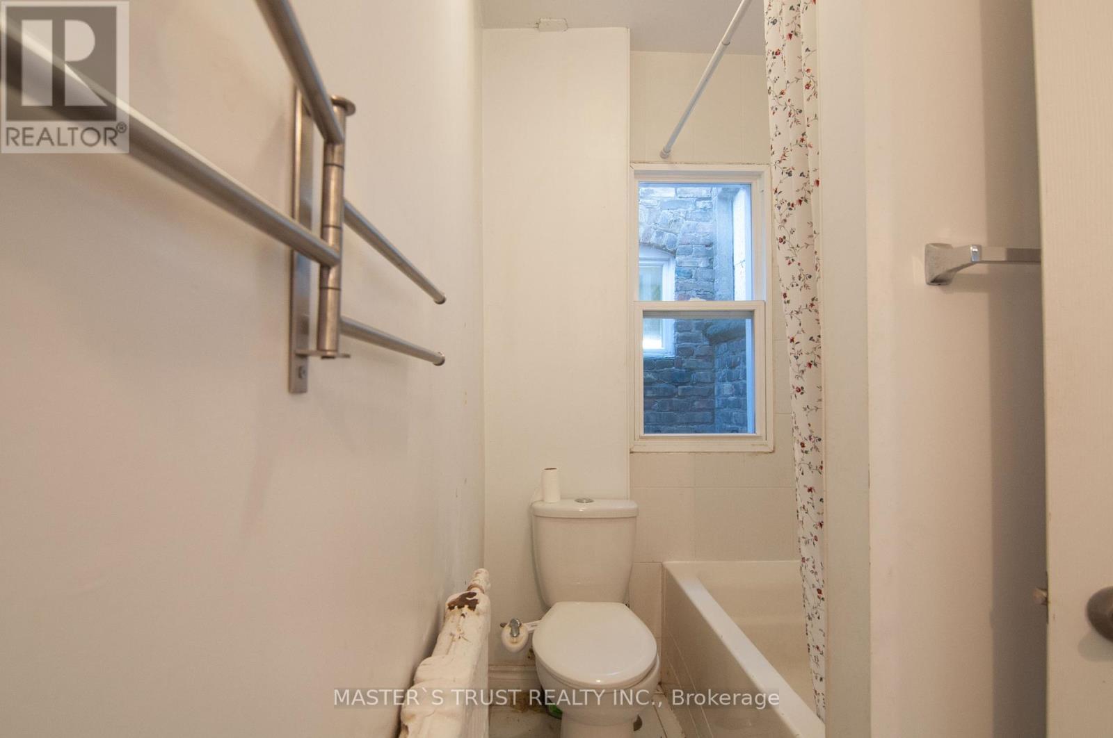 Upper - 567 Oakwood Avenue, Toronto, Ontario  M6E 2X6 - Photo 9 - C12123213