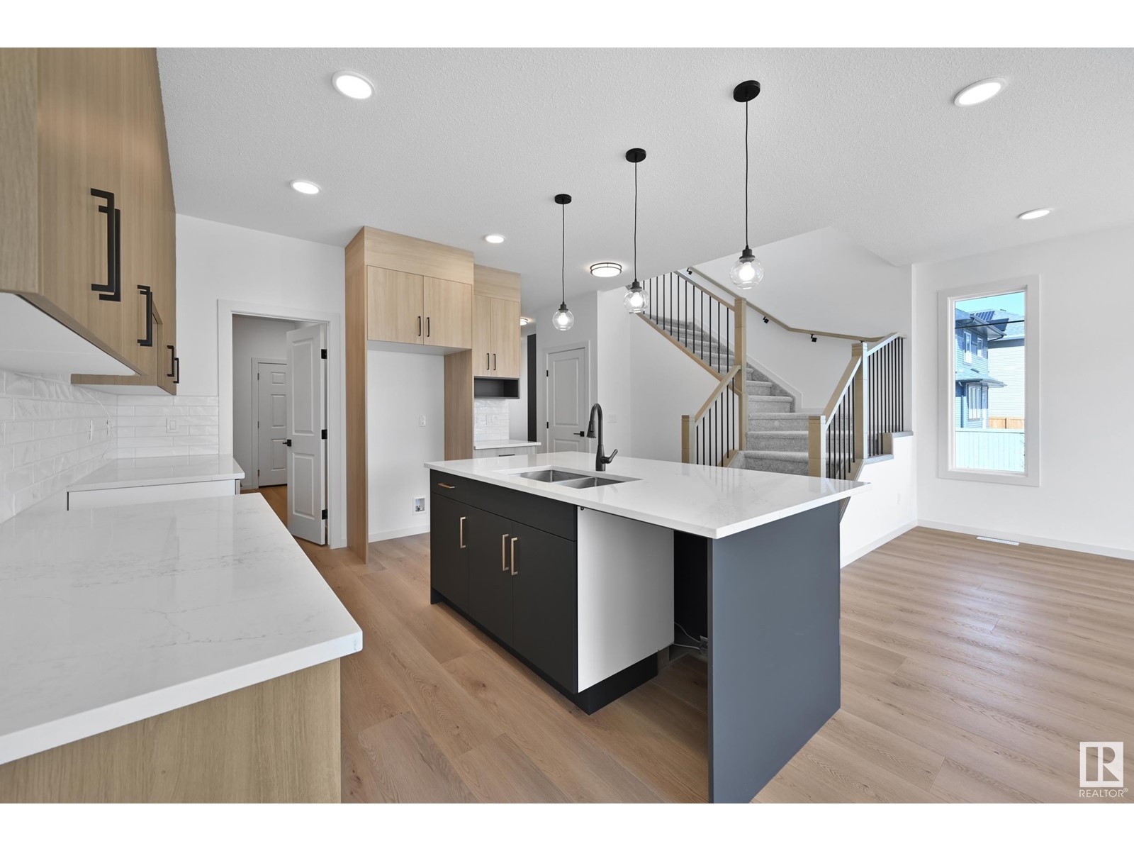 9249 223a St Nw, Edmonton, Alberta  T5T 7L9 - Photo 2 - E4430684