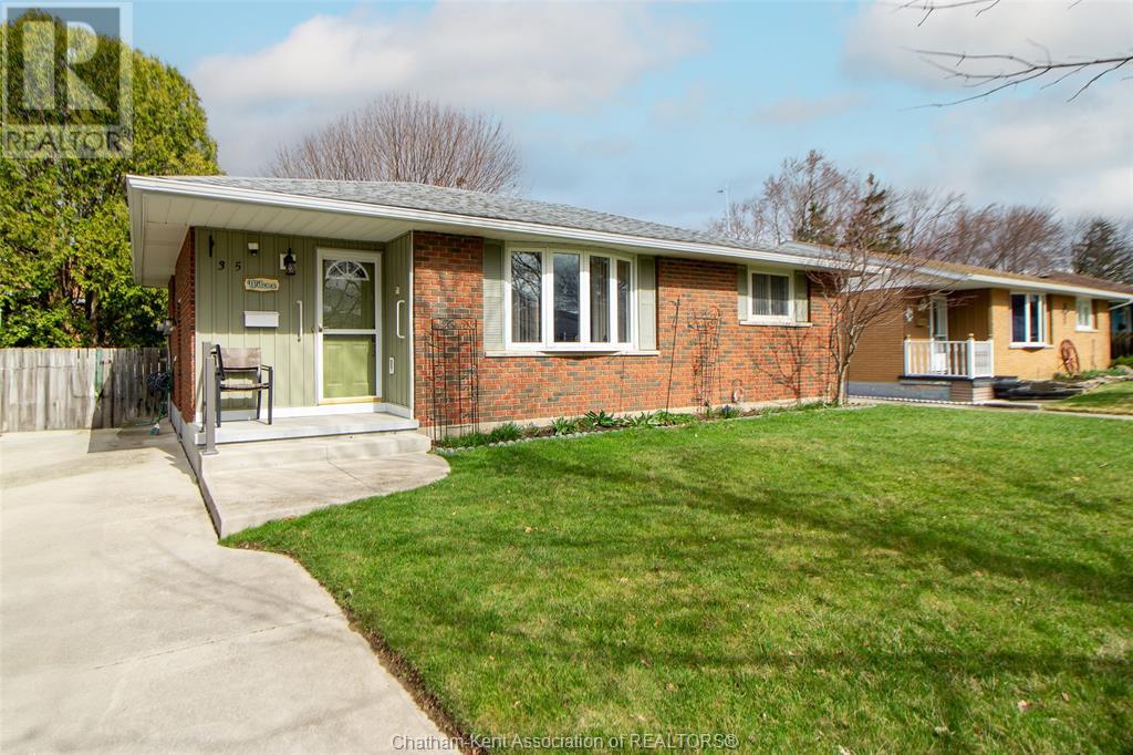 Property at 35 Sudbury DRIVE image 1