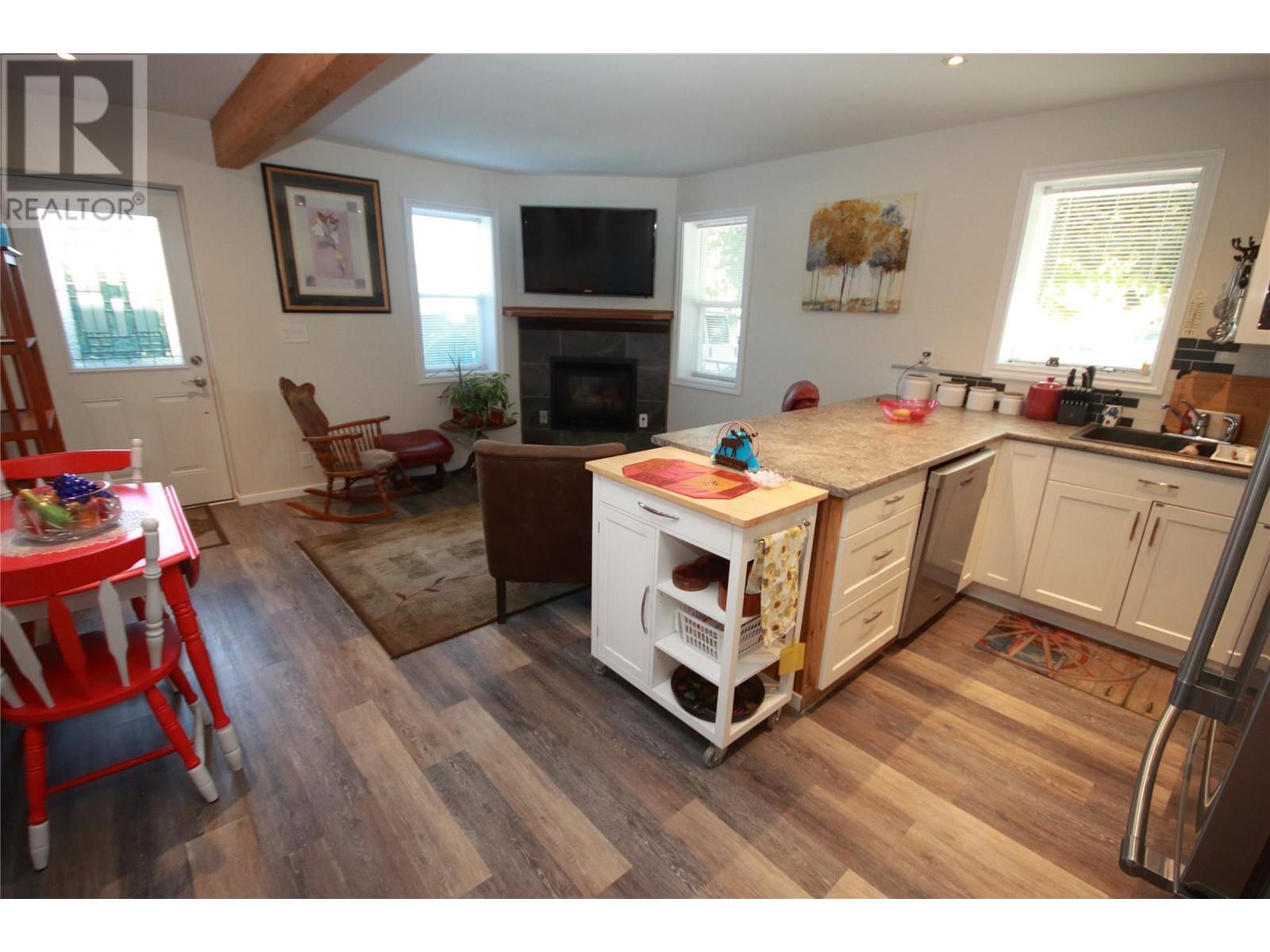Property at 472 VETERANS AVE Avenue image 3