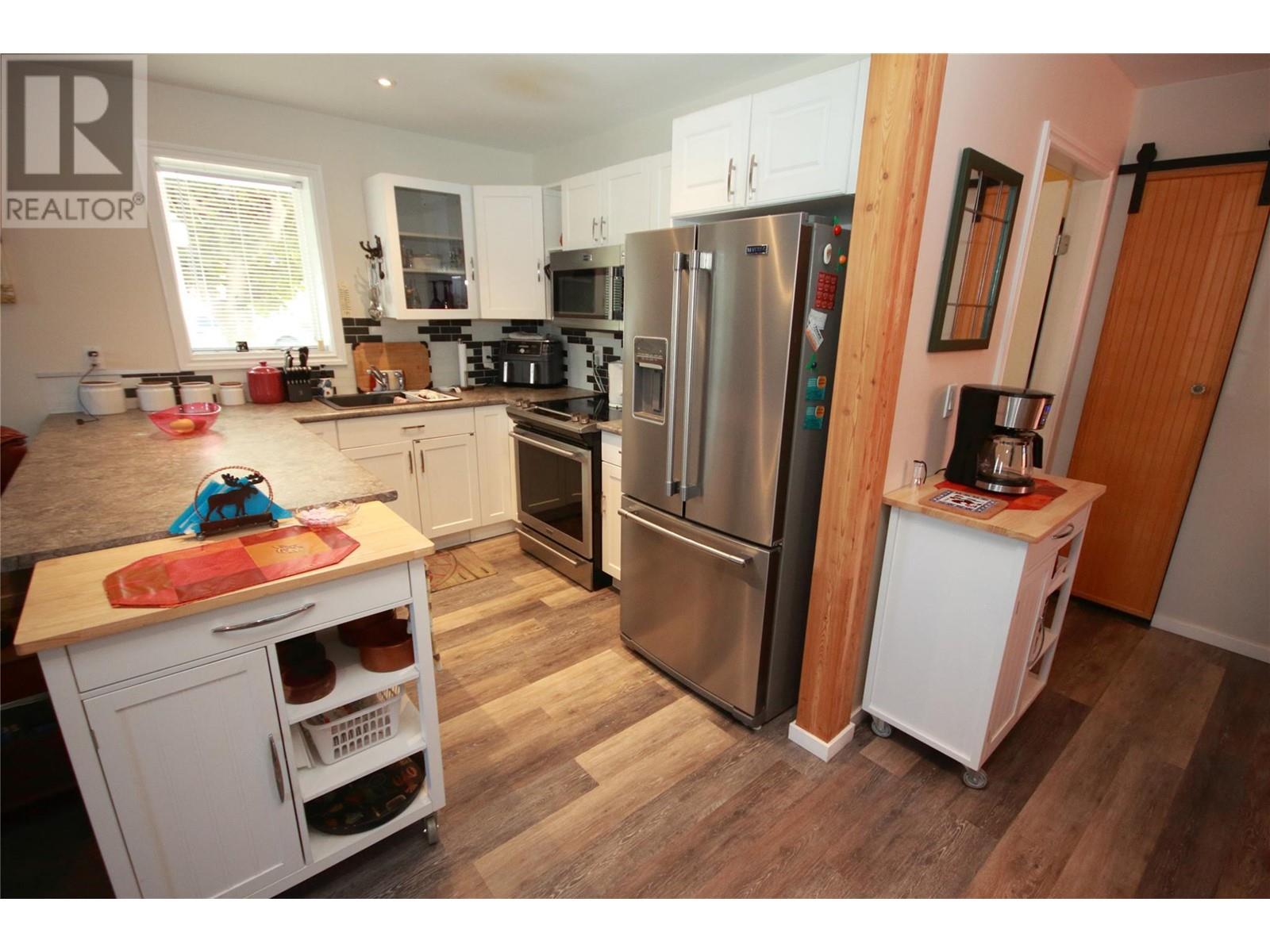 Property at 472 VETERANS AVE Avenue image 5