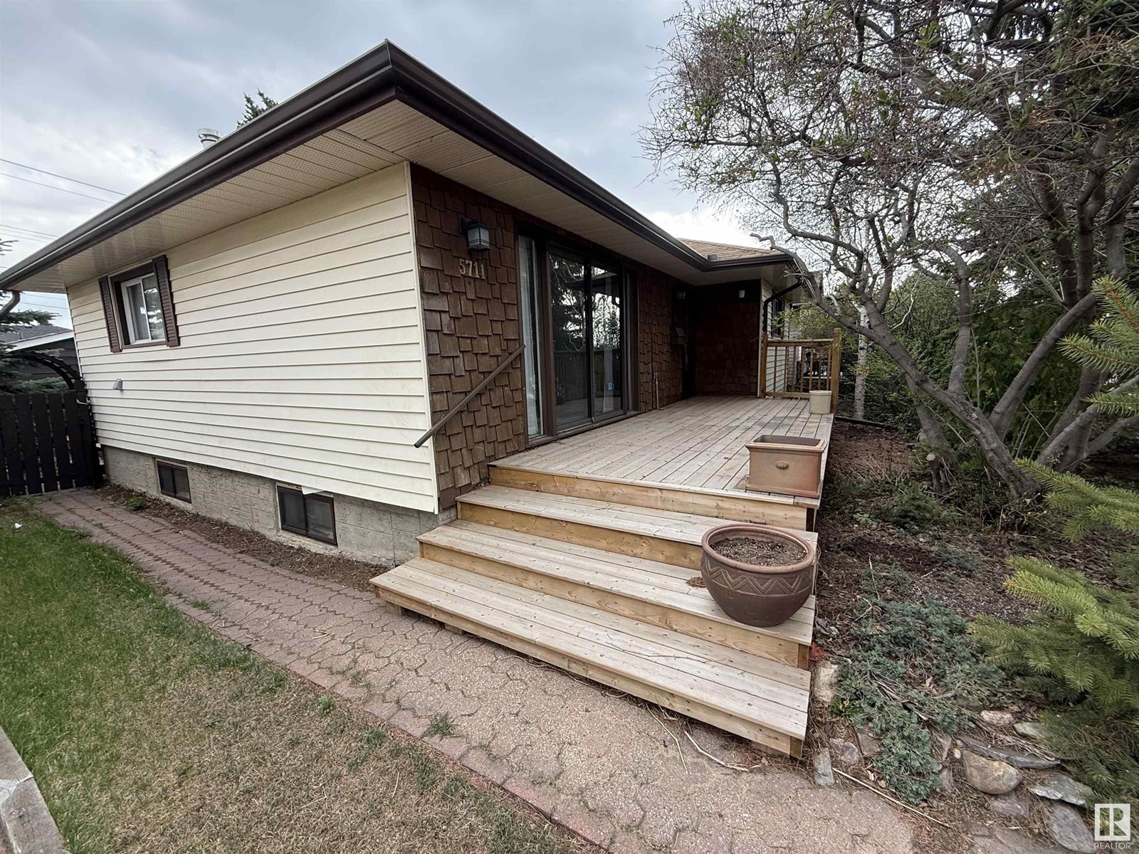 Property at 5711 95 AV NW image 1