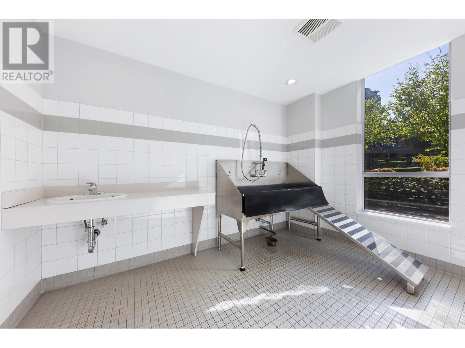 1705 3100 Windsor Gate, Coquitlam, British Columbia  V3B 0P3 - Photo 22 - R2996066