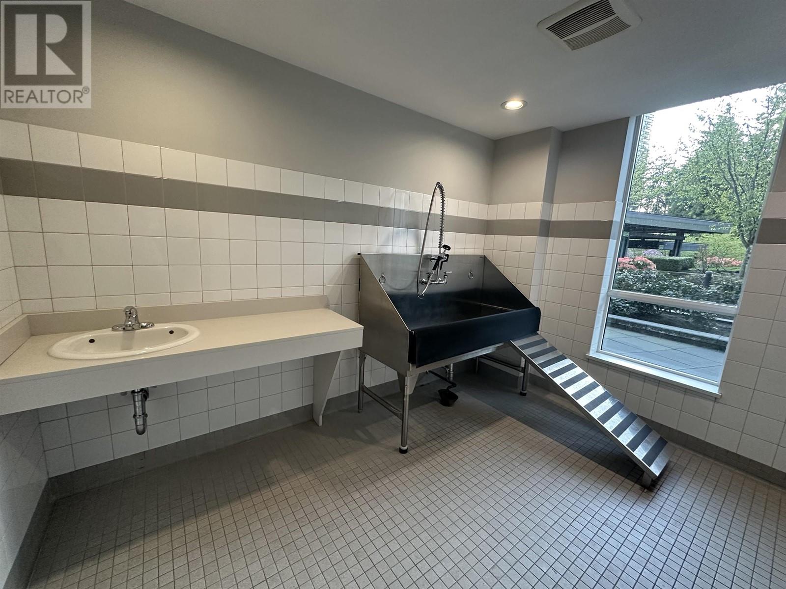 1705 3100 Windsor Gate, Coquitlam, British Columbia  V3B 0P3 - Photo 33 - R2996066
