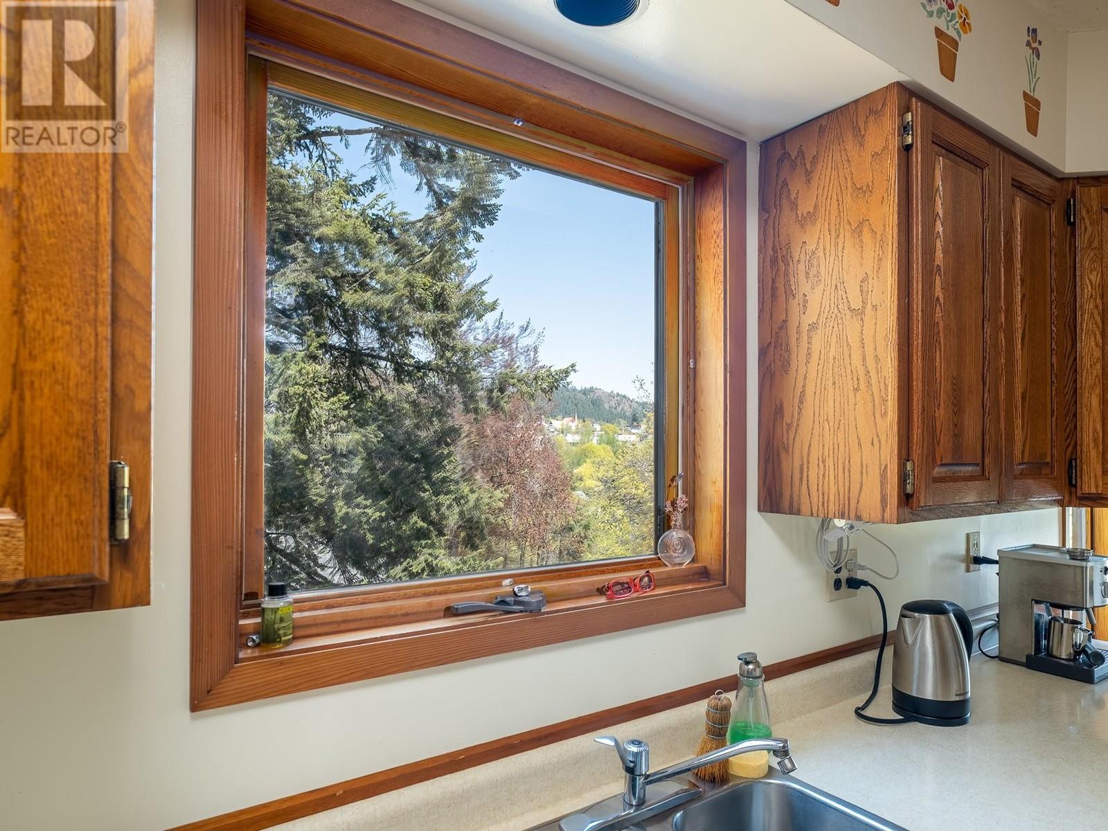 Property at 1750 Phoenix Avenue image 4
