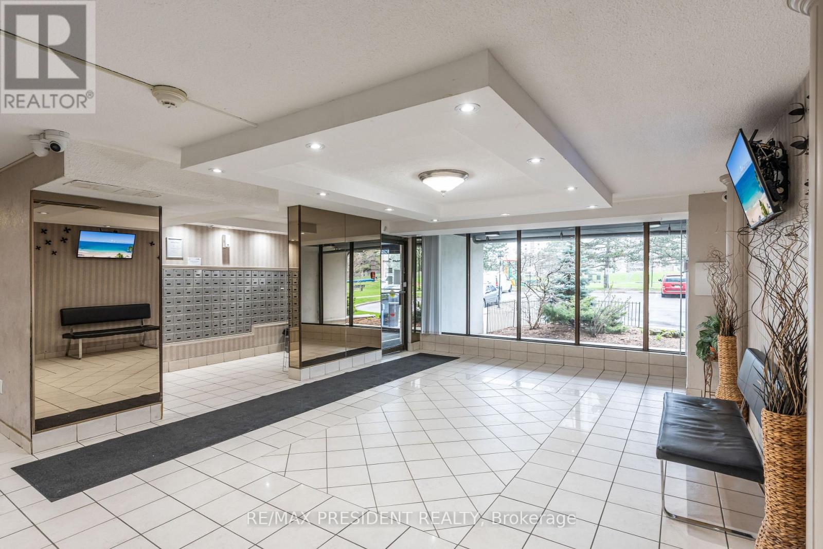 1408 - 21 Knightsbridge Road, Brampton (Queen Street Corridor), Ontario  L6T 3Y1 - Photo 4 - W12123336