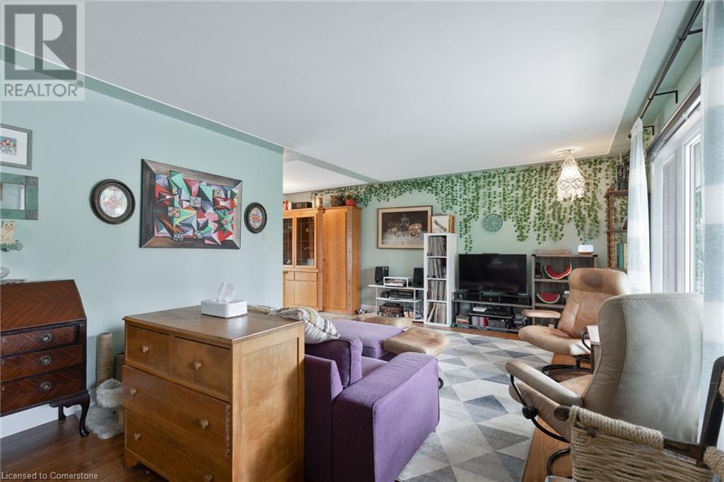 Property at 3 HONEYSUCKLE Crescent image 4