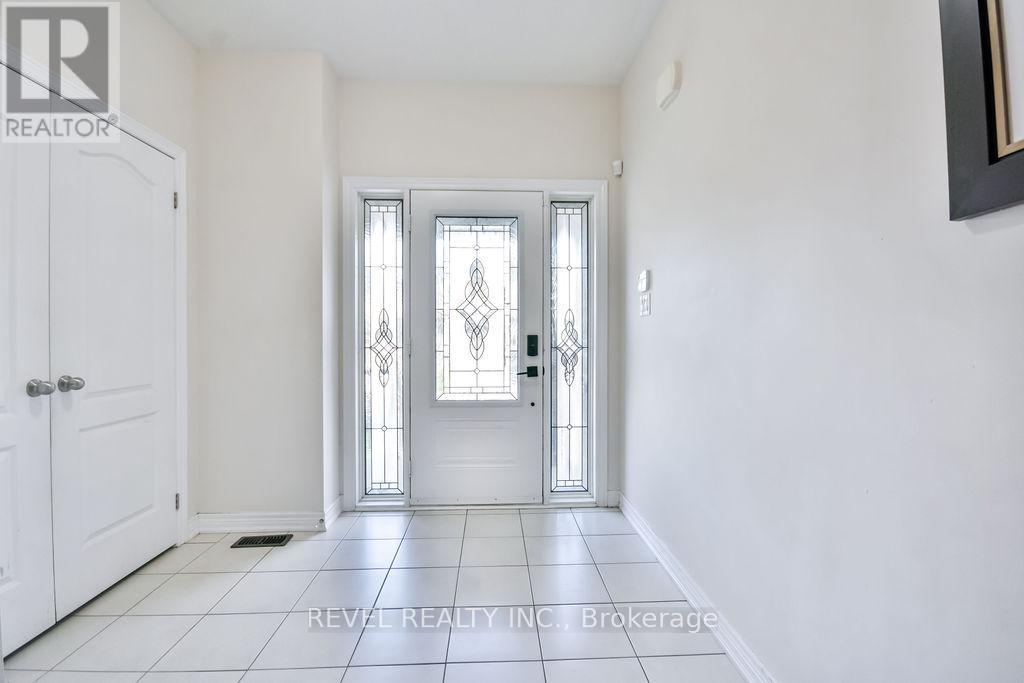55 Tyndall Drive, Bradford West Gwillimbury, Ontario  L3Z 4G7 - Photo 4 - N12123467