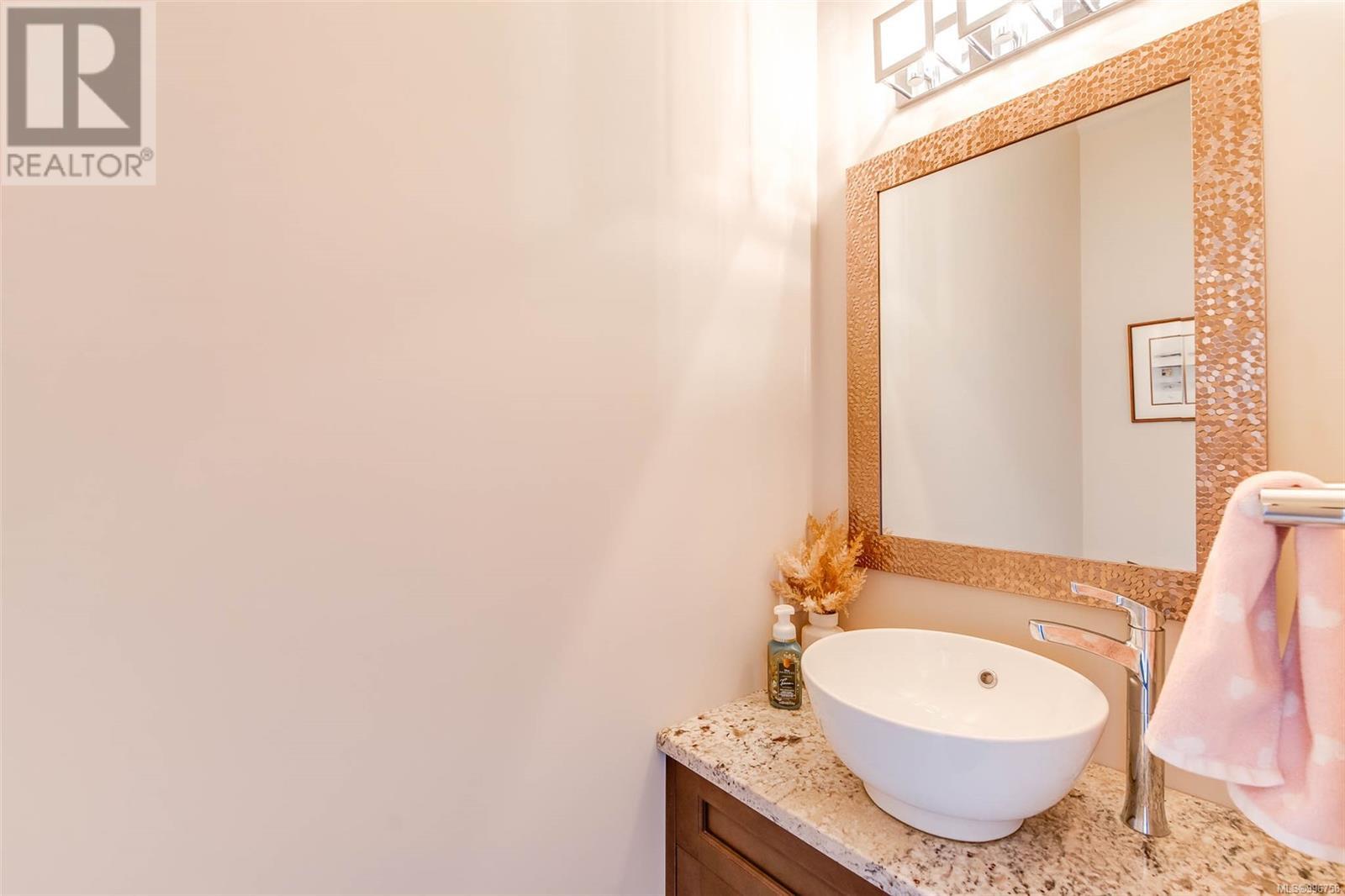 Property at 3657 Lyall Point Cres image 2