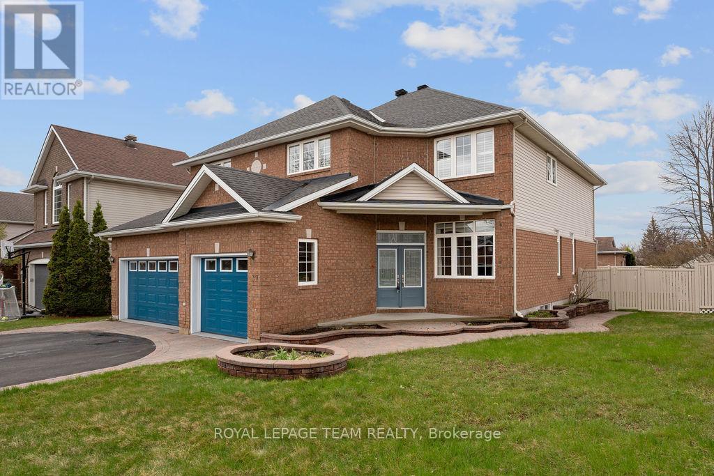 37 Loyal Hill Crescent, Ottawa, Ontario  K2M 2C8 - Photo 2 - X12123522