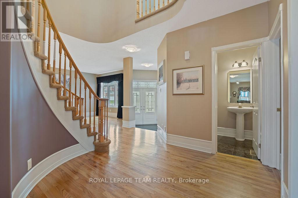 37 Loyal Hill Crescent, Ottawa, Ontario  K2M 2C8 - Photo 7 - X12123522