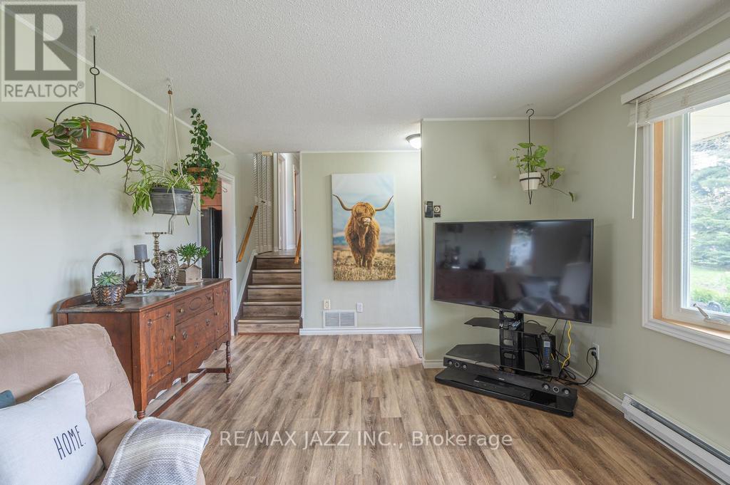 62 Manvers Drive, Kawartha Lakes, Ontario  L0B 1K0 - Photo 5 - X12122268