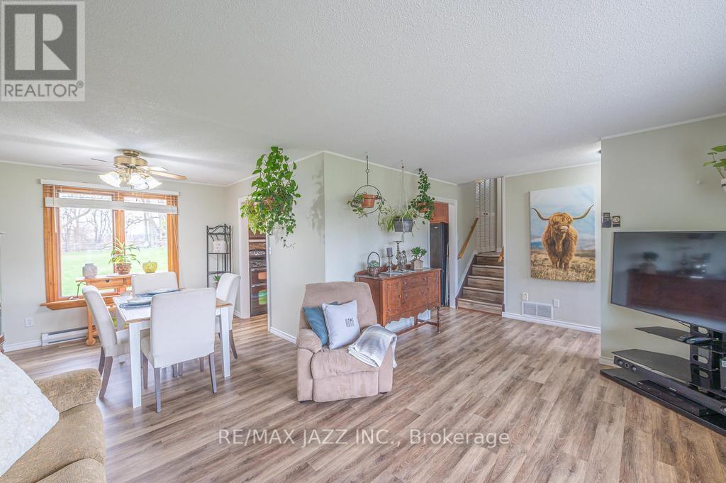 62 Manvers Drive, Kawartha Lakes, Ontario  L0B 1K0 - Photo 7 - X12122268