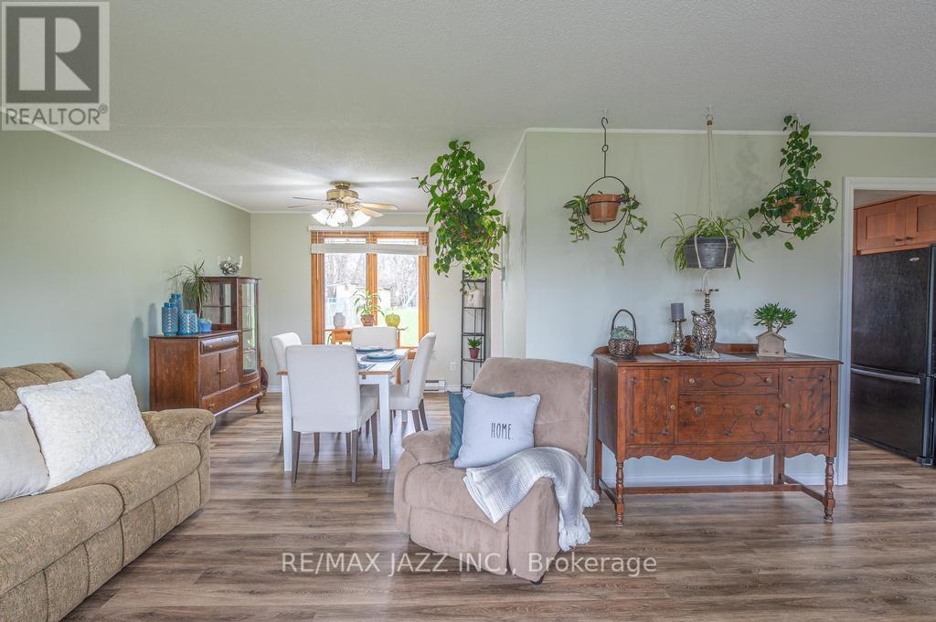 62 Manvers Drive, Kawartha Lakes, Ontario  L0B 1K0 - Photo 6 - X12122268