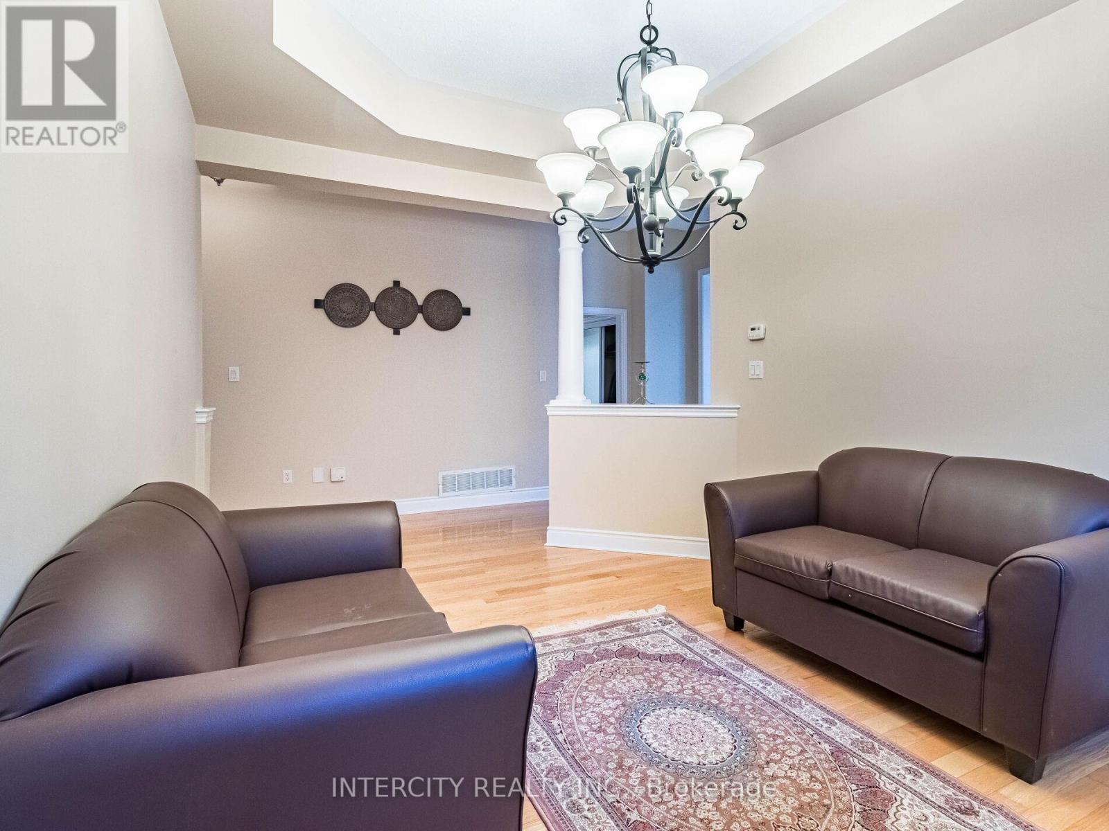 35 Fontainebleu Road, Brampton, Ontario  L6P 1Z1 - Photo 6 - W12113624