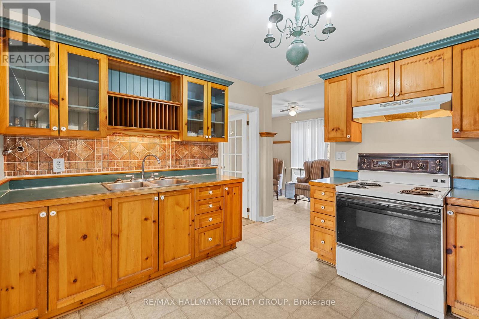 1422 Goth Avenue, Ottawa, Ontario  K1T 1E4 - Photo 7 - X12114362