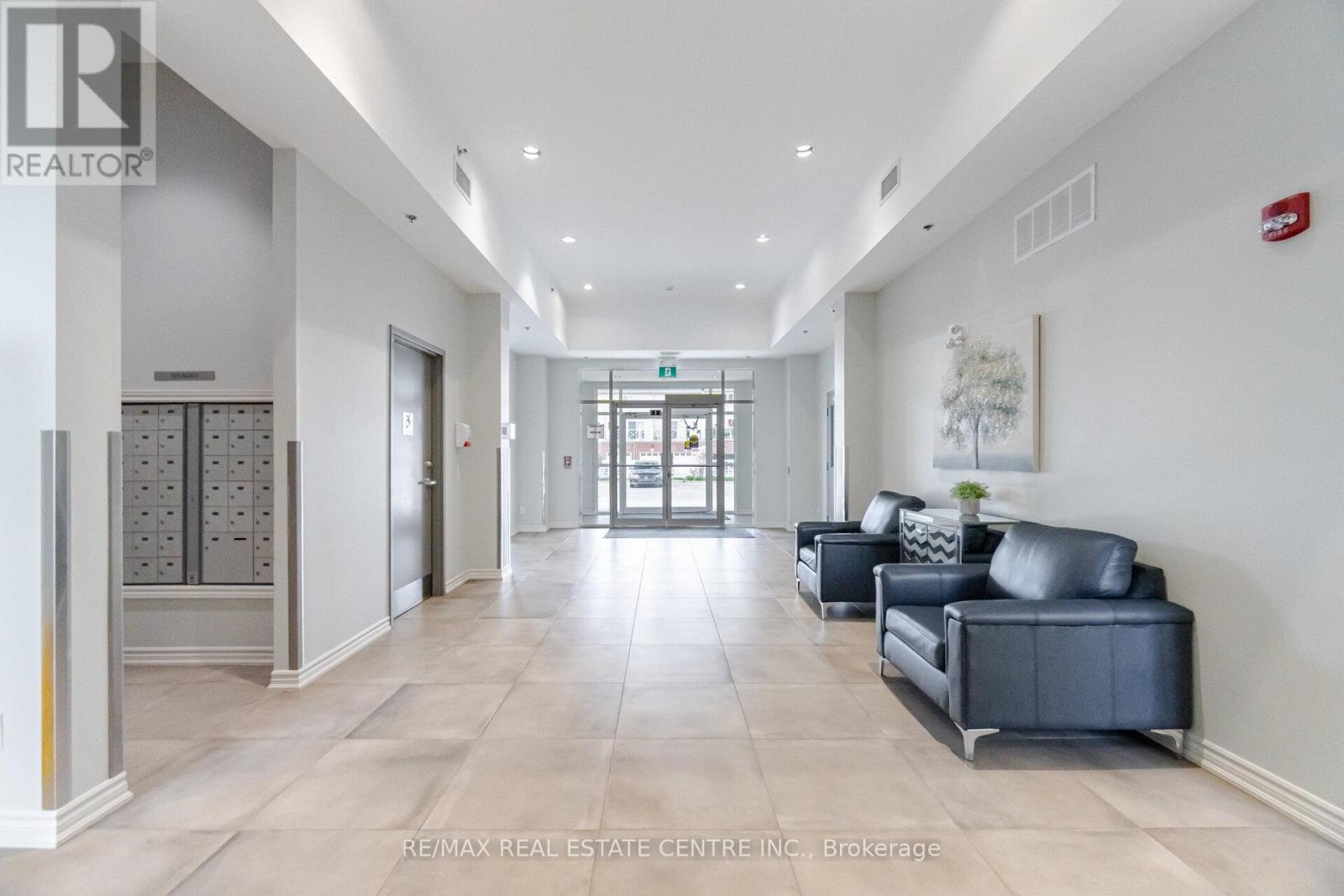 101 - 1370 Costigan Road, Milton, Ontario  L9T 0Y8 - Photo 4 - W12123603