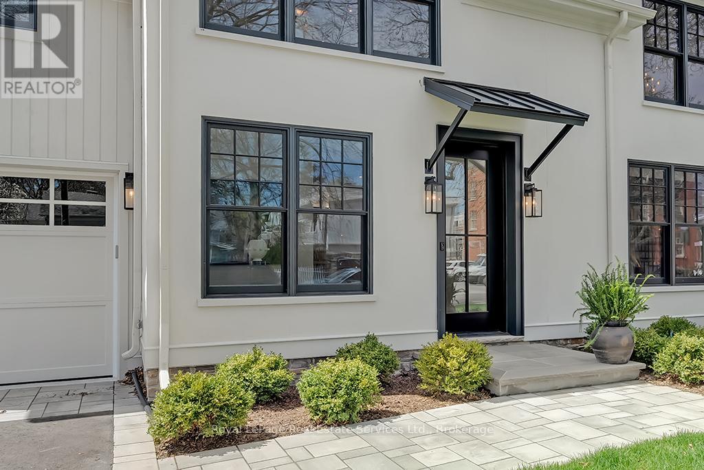 68 Navy Street, Oakville, Ontario  L6J 2Y9 - Photo 2 - W12123707
