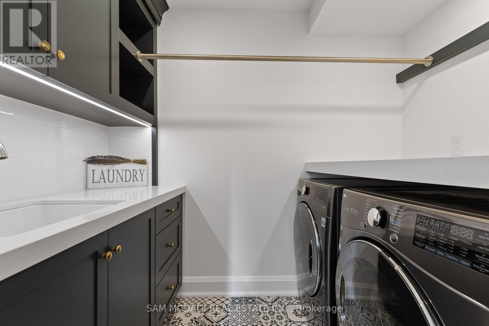 4 Iroquois Avenue, Mississauga, Ontario  L5G 1M6 - Photo 26 - W12117495