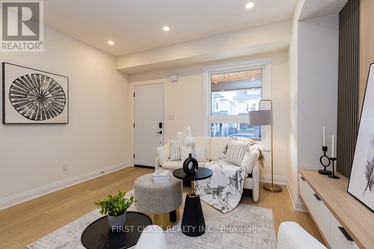 28 Endean Avenue, Toronto, Ontario  M4M 1W6 - Photo 4 - E12123818